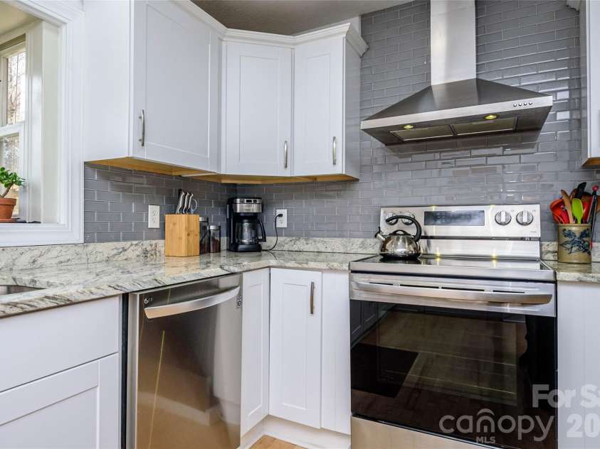 116 Thornbird Avenue, Hendersonville, NC 28792.  MLS# CAR4347175, YatesRealty ID 16159. 