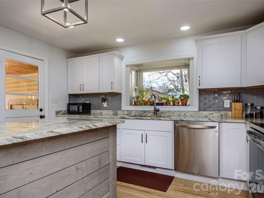 116 Thornbird Avenue, Hendersonville, NC 28792.  MLS# CAR4347175, YatesRealty ID 16159. 