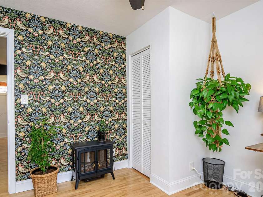 116 Thornbird Avenue, Hendersonville, NC 28792.  MLS# CAR4347175, YatesRealty ID 16159. 
