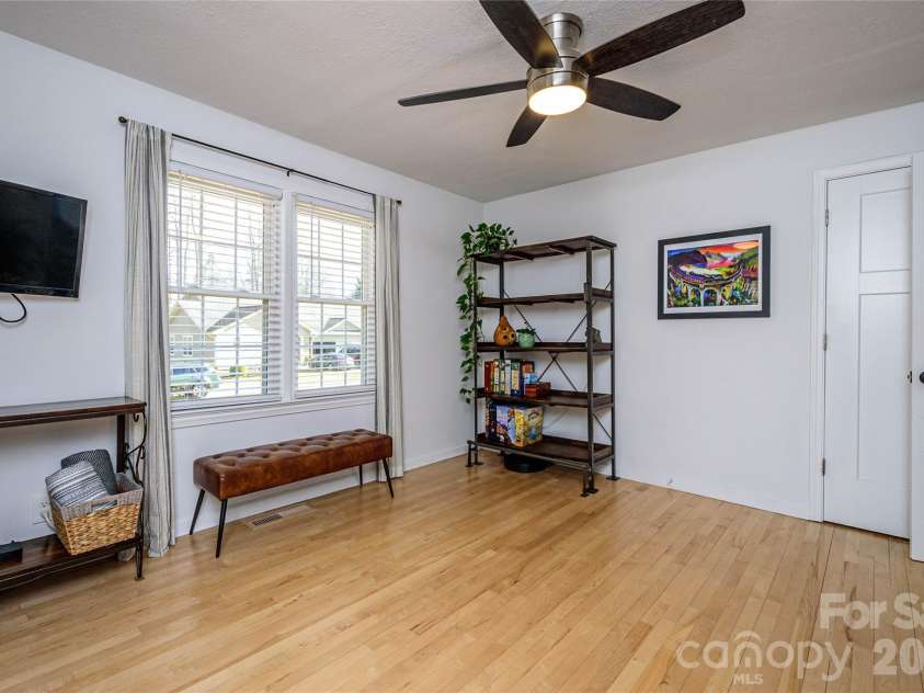 116 Thornbird Avenue, Hendersonville, NC 28792.  MLS# CAR4347175, YatesRealty ID 16159. 