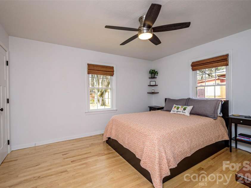 116 Thornbird Avenue, Hendersonville, NC 28792.  MLS# CAR4347175, YatesRealty ID 16159. 