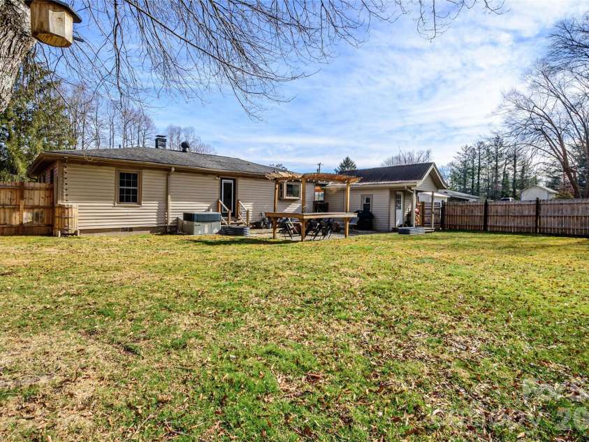 116 Thornbird Avenue, Hendersonville, NC 28792.  MLS# CAR4347175, YatesRealty ID 16159. 