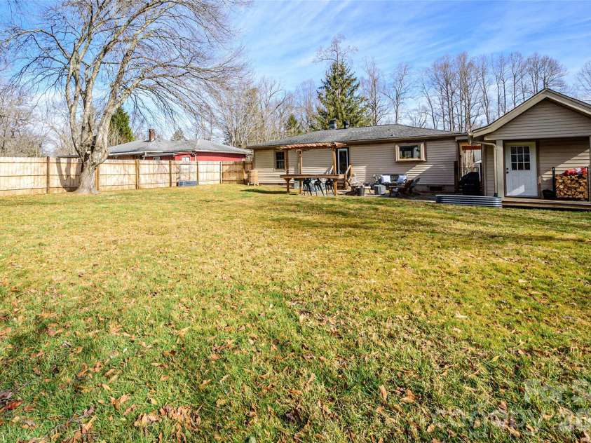 116 Thornbird Avenue, Hendersonville, NC 28792.  MLS# CAR4347175, YatesRealty ID 16159. 