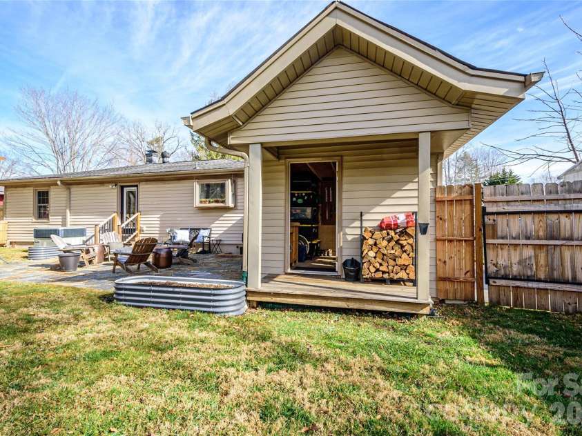 116 Thornbird Avenue, Hendersonville, NC 28792.  MLS# CAR4347175, YatesRealty ID 16159. 