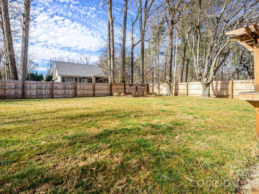 116 Thornbird Avenue, Hendersonville, NC 28792.  MLS# CAR4347175, YatesRealty ID 16159. 