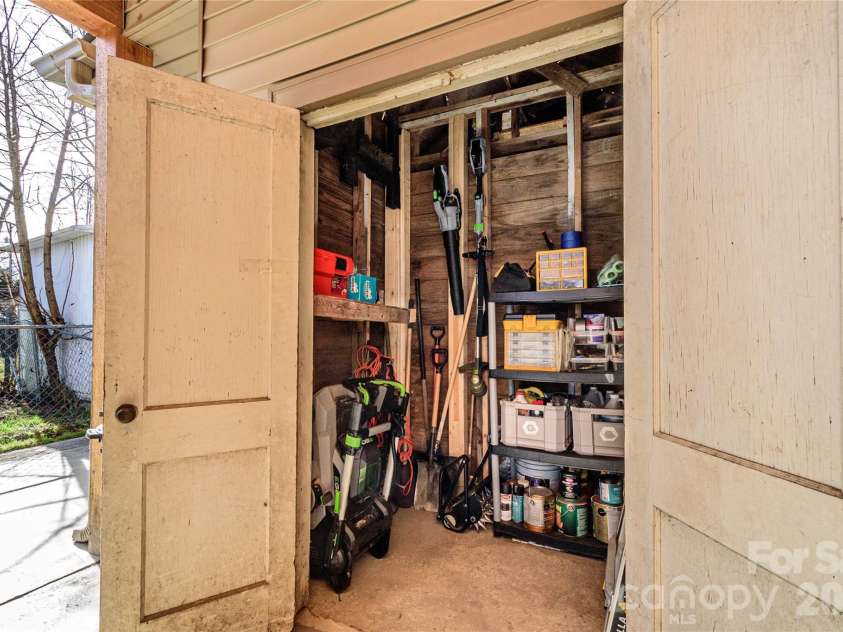 116 Thornbird Avenue, Hendersonville, NC 28792.  MLS# CAR4347175, YatesRealty ID 16159. 