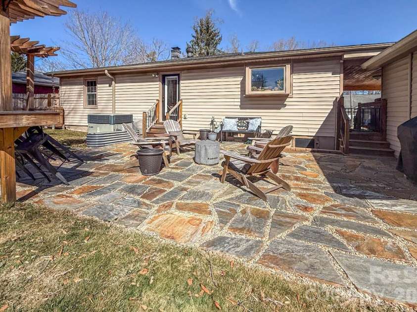 116 Thornbird Avenue, Hendersonville, NC 28792.  MLS# CAR4347175, YatesRealty ID 16159. 