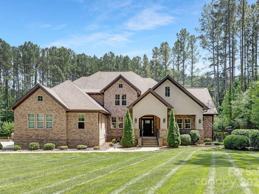 102 Antioch Plantation Drive, Matthews, NC 28104.  MLS# CAR4263408, YatesRealty ID 16162. Front