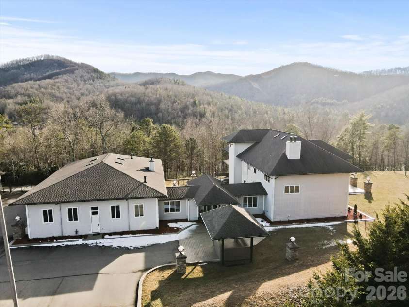 151 Pine Ridge Road, Burnsville, NC 28714.  MLS# CAR4217330, YatesRealty ID 16164. 