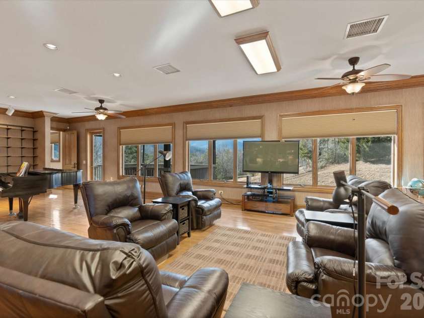 151 Pine Ridge Road, Burnsville, NC 28714.  MLS# CAR4217330, YatesRealty ID 16164. 