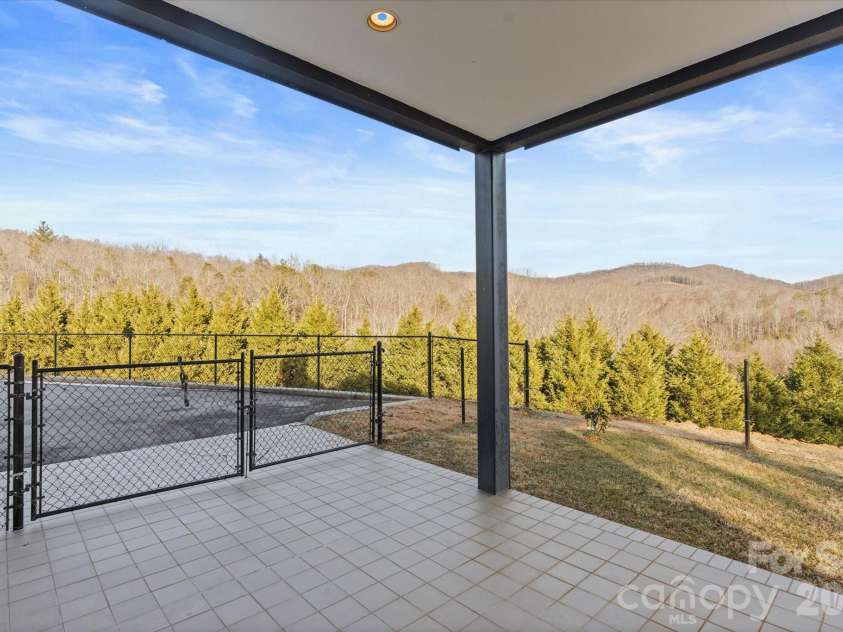 151 Pine Ridge Road, Burnsville, NC 28714.  MLS# CAR4217330, YatesRealty ID 16164. 