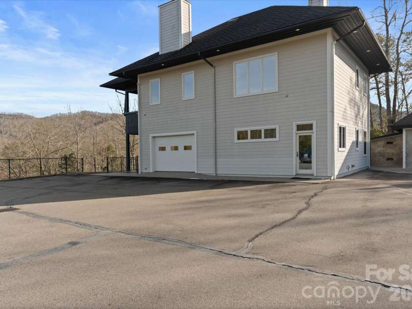 151 Pine Ridge Road, Burnsville, NC 28714.  MLS# CAR4217330, YatesRealty ID 16164. Guest House - Generator House Adjacent