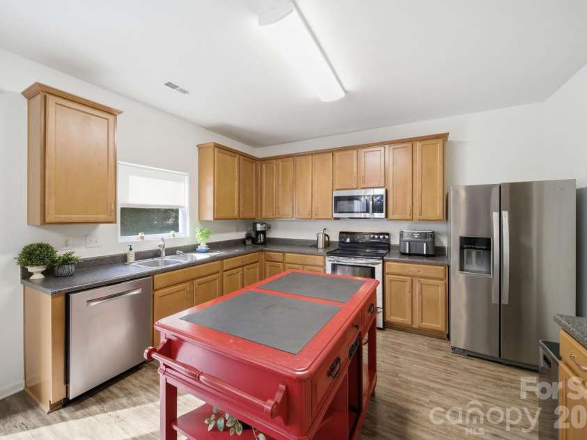 2306 Nettleton Court, Matthews, NC 28105.  MLS# CAR4346998, YatesRealty ID 16167. Kitchen