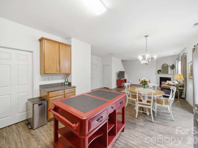 2306 Nettleton Court, Matthews, NC 28105.  MLS# CAR4346998, YatesRealty ID 16167. Kitchen