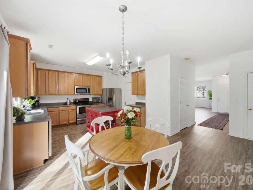 2306 Nettleton Court, Matthews, NC 28105.  MLS# CAR4346998, YatesRealty ID 16167. Kitchen