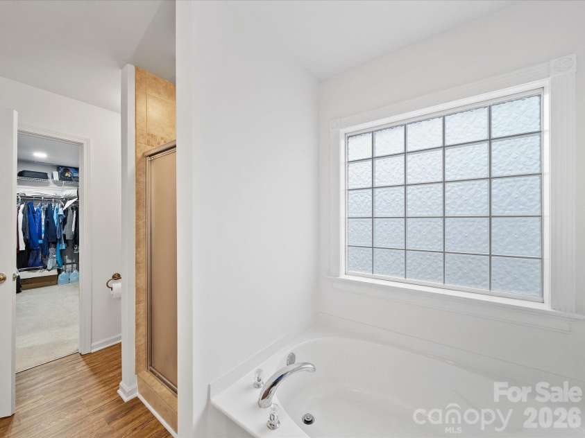 2306 Nettleton Court, Matthews, NC 28105.  MLS# CAR4346998, YatesRealty ID 16167. Owner's Shower & Tub