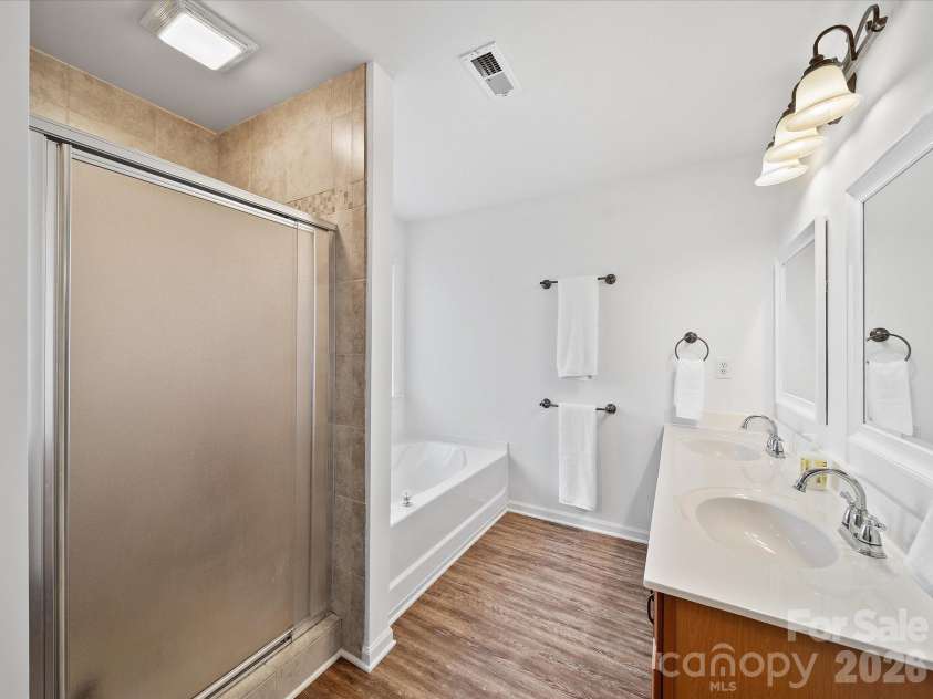 2306 Nettleton Court, Matthews, NC 28105.  MLS# CAR4346998, YatesRealty ID 16167. Owner's Shower & Tub