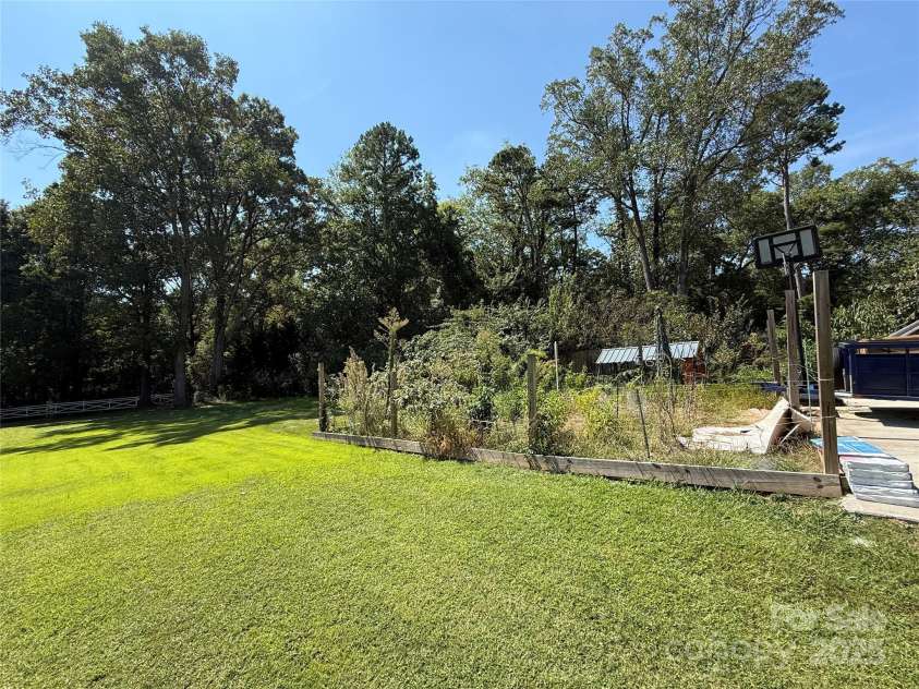 2706 Hilliard Drive, Charlotte, NC 28205.  MLS# CAR4298179, YatesRealty ID 1617. 