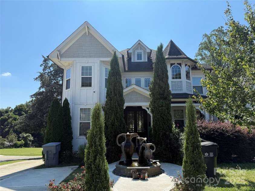 2706 Hilliard Drive, Charlotte, NC 28205.  MLS# CAR4298179, YatesRealty ID 1617. 