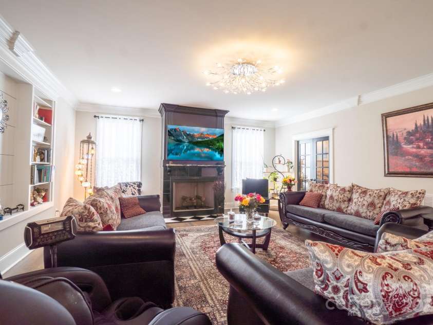 2706 Hilliard Drive, Charlotte, NC 28205.  MLS# CAR4298179, YatesRealty ID 1617. 