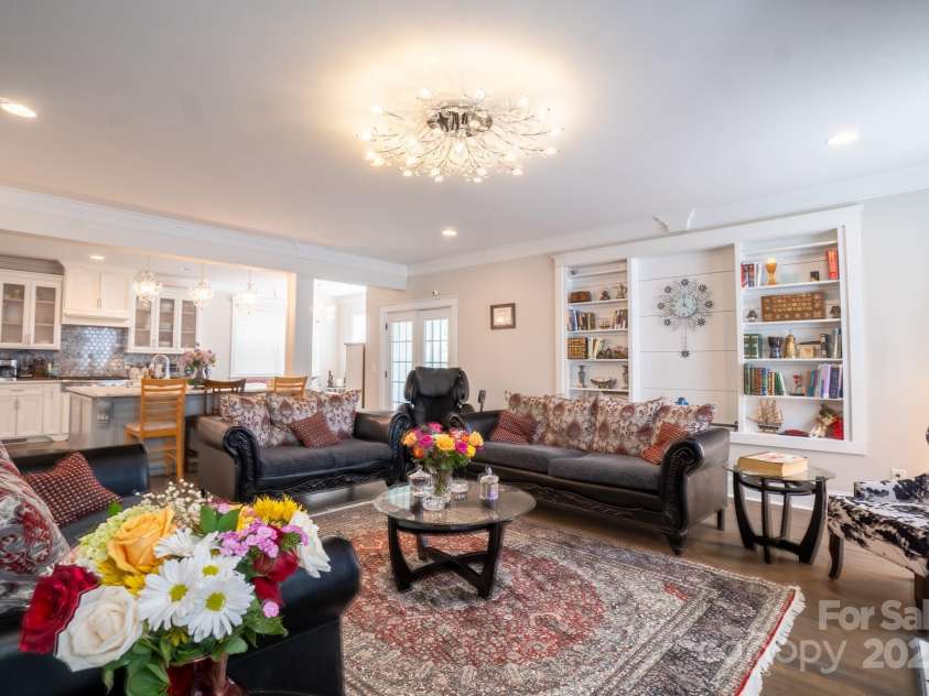 2706 Hilliard Drive, Charlotte, NC 28205.  MLS# CAR4298179, YatesRealty ID 1617. 