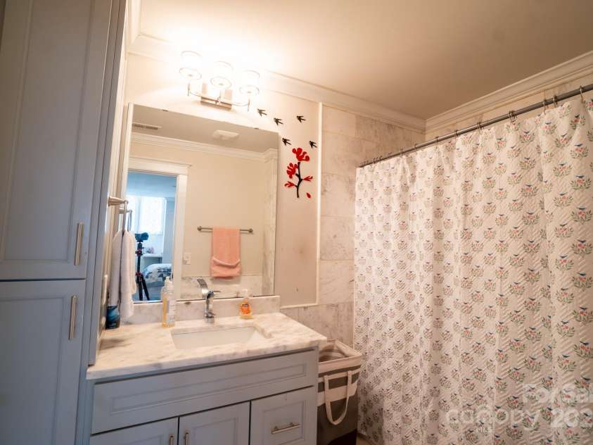 2706 Hilliard Drive, Charlotte, NC 28205.  MLS# CAR4298179, YatesRealty ID 1617. Bathroom