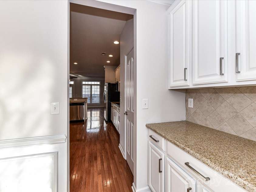 7854 Springs Village Lane, Charlotte, NC 28226.  MLS# CAR4240846, YatesRealty ID 16170. Butler's Pantry