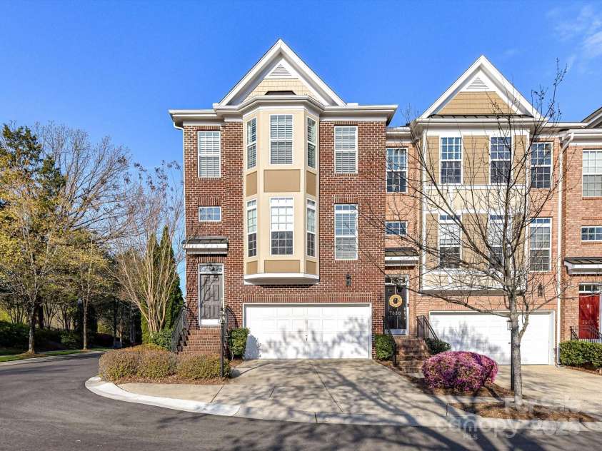 7854 Springs Village Lane, Charlotte, NC 28226.  MLS# CAR4240846, YatesRealty ID 16170. Perfect Location in South Charlotte