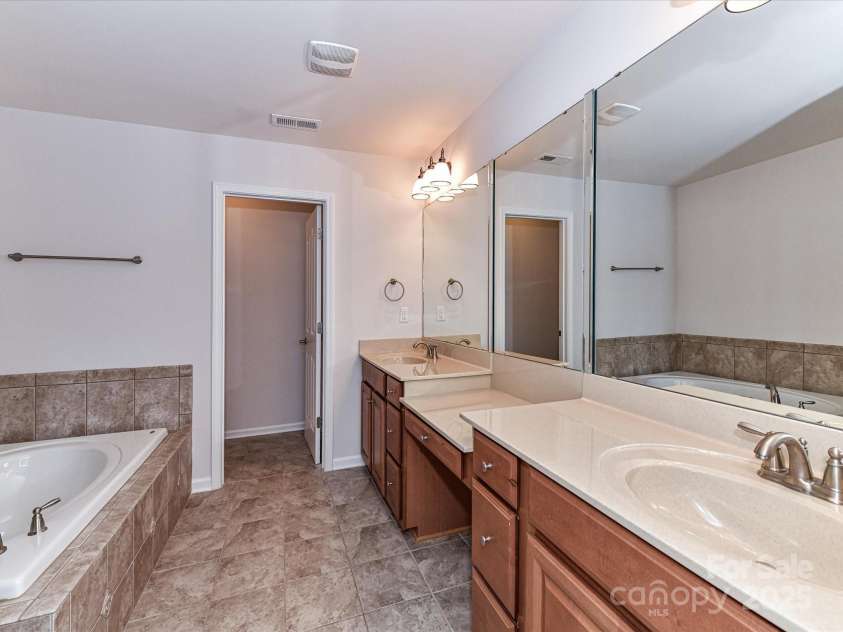 7854 Springs Village Lane, Charlotte, NC 28226.  MLS# CAR4240846, YatesRealty ID 16170. Primary Bathroom