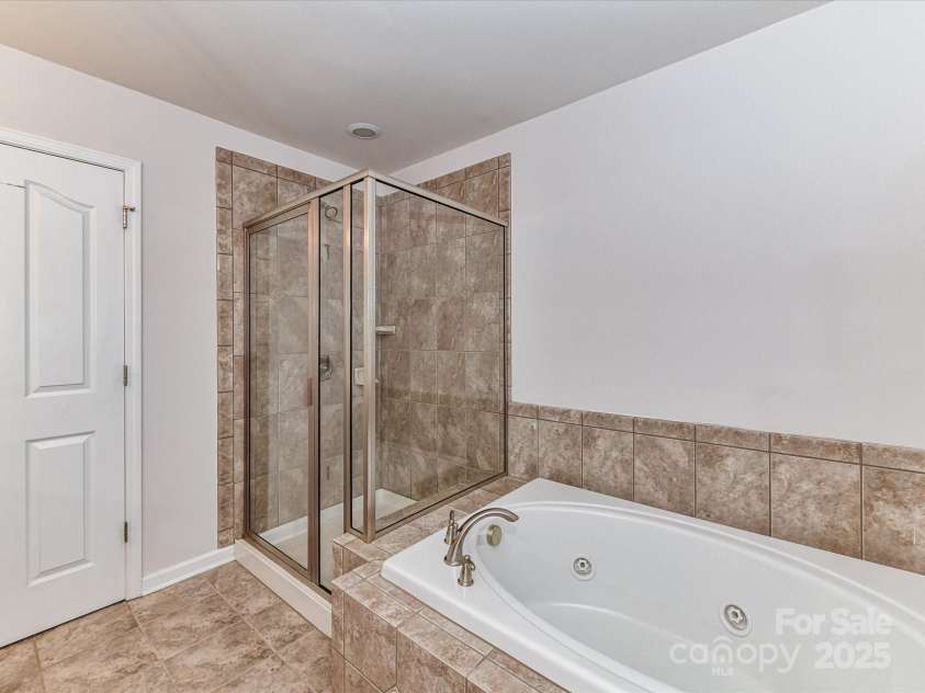 7854 Springs Village Lane, Charlotte, NC 28226.  MLS# CAR4240846, YatesRealty ID 16170. Primary Bathroom