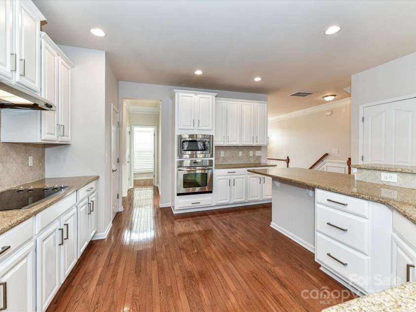7854 Springs Village Lane, Charlotte, NC 28226.  MLS# CAR4240846, YatesRealty ID 16170. Stainless Appliances