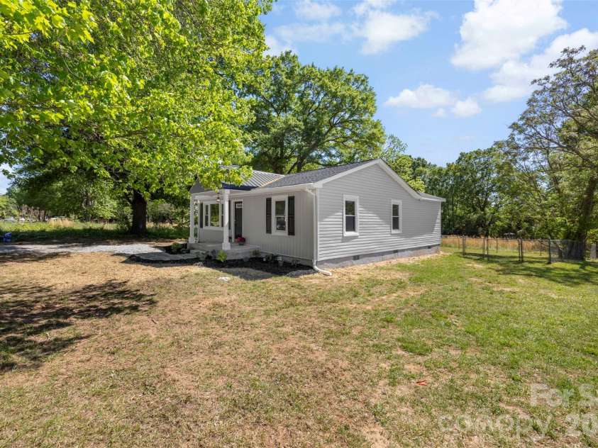 739 Kings Mountain Street, Clover, SC 29710.  MLS# CAR4368328, YatesRealty ID 16171. 
