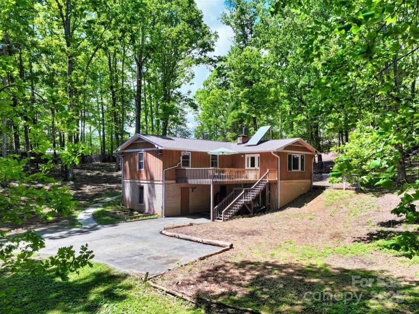106 Gordon Drive, Flat Rock, NC 28731.  MLS# CAR4253313, YatesRealty ID 16176. 