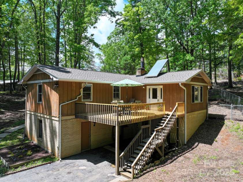 106 Gordon Drive, Flat Rock, NC 28731.  MLS# CAR4253313, YatesRealty ID 16176. 