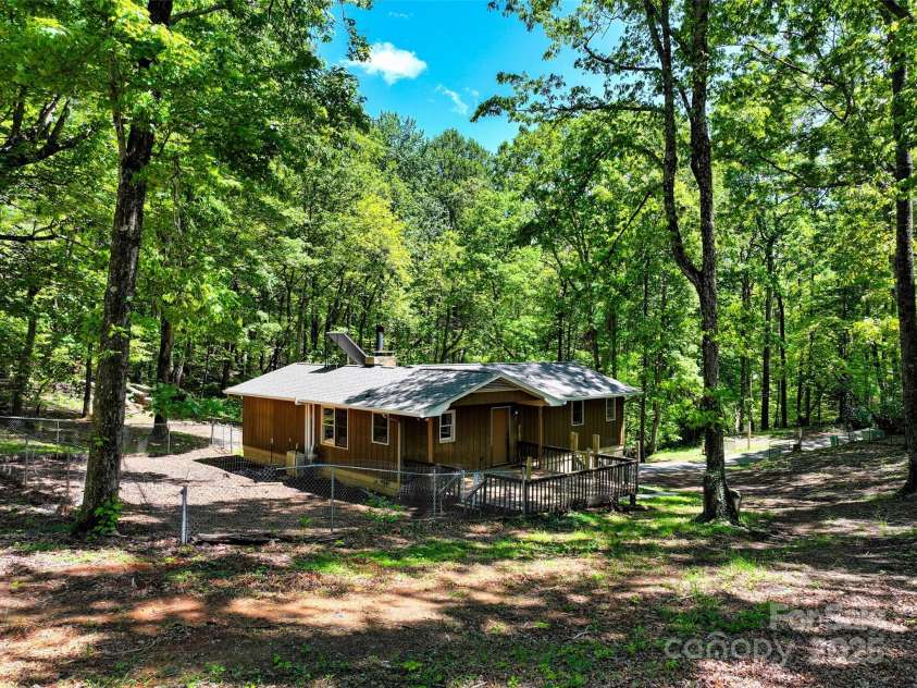 106 Gordon Drive, Flat Rock, NC 28731.  MLS# CAR4253313, YatesRealty ID 16176. 