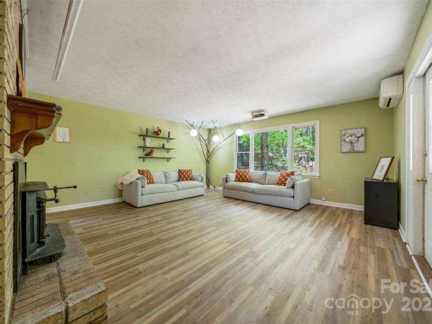 106 Gordon Drive, Flat Rock, NC 28731.  MLS# CAR4253313, YatesRealty ID 16176. 