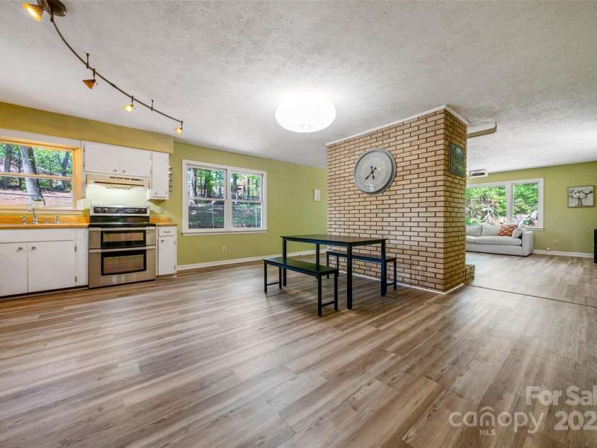 106 Gordon Drive, Flat Rock, NC 28731.  MLS# CAR4253313, YatesRealty ID 16176. 