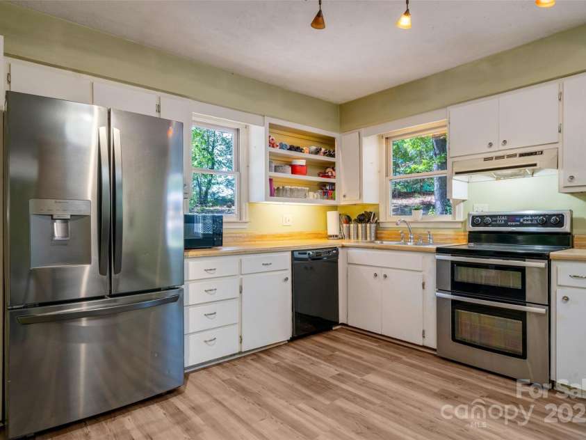 106 Gordon Drive, Flat Rock, NC 28731.  MLS# CAR4253313, YatesRealty ID 16176. 