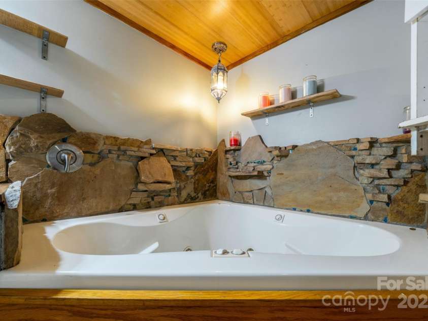 106 Gordon Drive, Flat Rock, NC 28731.  MLS# CAR4253313, YatesRealty ID 16176. 