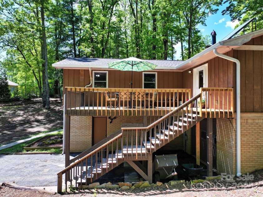 106 Gordon Drive, Flat Rock, NC 28731.  MLS# CAR4253313, YatesRealty ID 16176. 