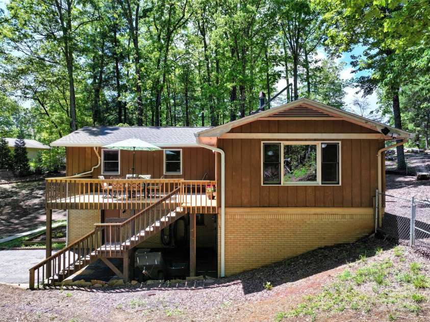 106 Gordon Drive, Flat Rock, NC 28731.  MLS# CAR4253313, YatesRealty ID 16176. 