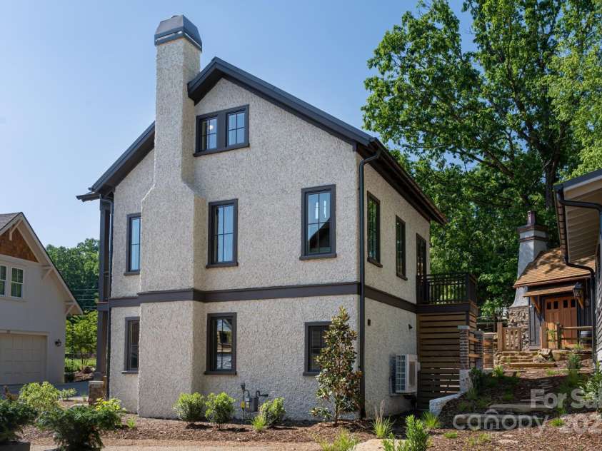 13 Fay Jones Lane, Black Mountain, NC 28711.  MLS# CAR4254782, YatesRealty ID 16177. 