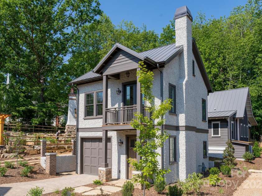 13 Fay Jones Lane, Black Mountain, NC 28711.  MLS# CAR4254782, YatesRealty ID 16177. 