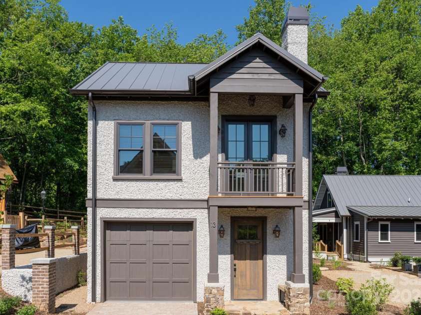13 Fay Jones Lane, Black Mountain, NC 28711.  MLS# CAR4254782, YatesRealty ID 16177. 