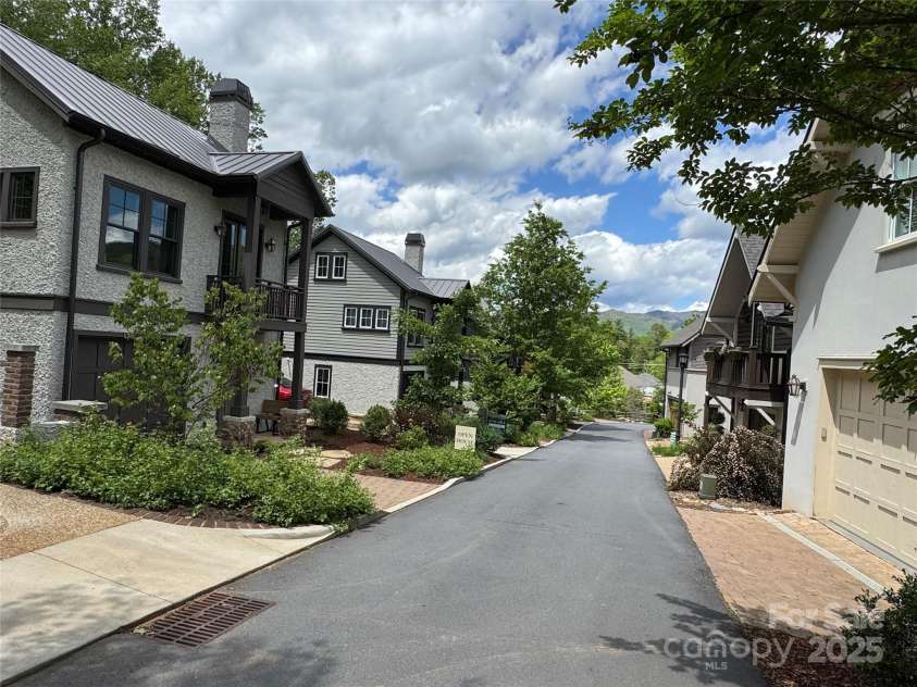13 Fay Jones Lane, Black Mountain, NC 28711.  MLS# CAR4254782, YatesRealty ID 16177. 