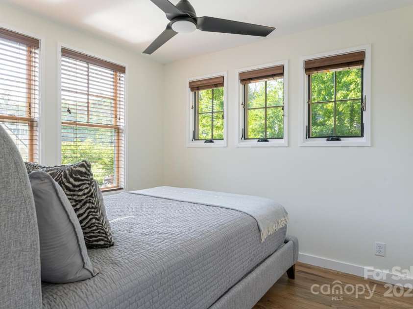 13 Fay Jones Lane, Black Mountain, NC 28711.  MLS# CAR4254782, YatesRealty ID 16177. 