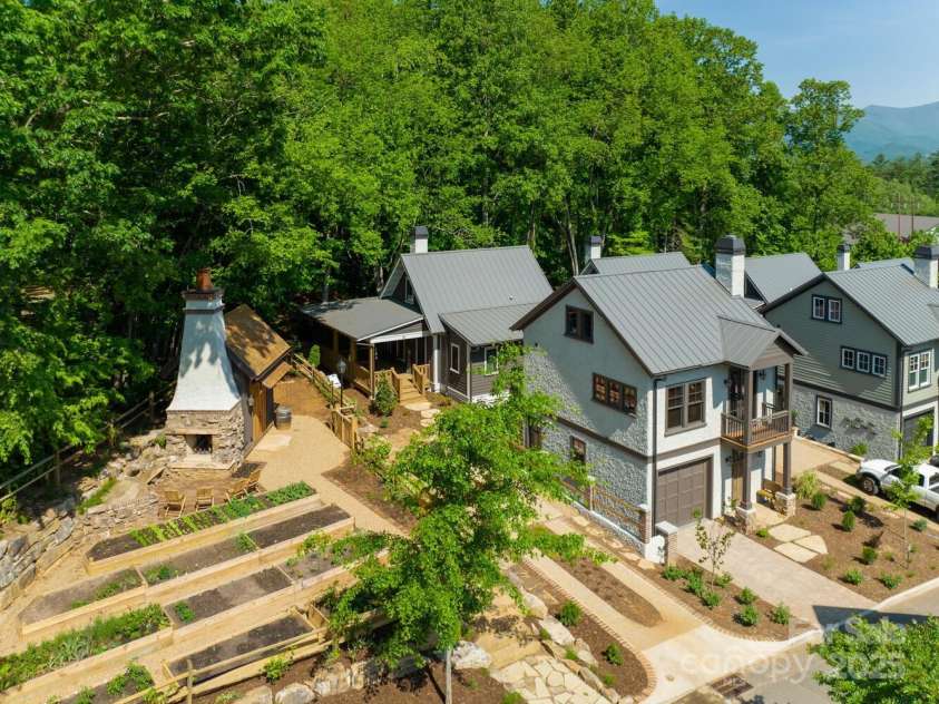 13 Fay Jones Lane, Black Mountain, NC 28711.  MLS# CAR4254782, YatesRealty ID 16177. 