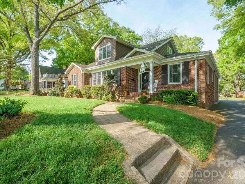 551 7th Street, Hickory, NC 28601.  MLS# CAR4362275, YatesRealty ID 16177. 