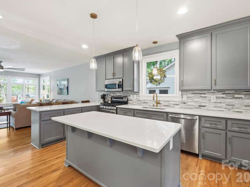 551 7th Street, Hickory, NC 28601.  MLS# CAR4362275, YatesRealty ID 16177. 