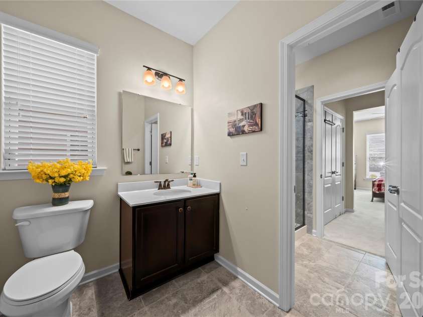 13127 Union Square Drive, Huntersville, NC 28078.  MLS# CAR4369975, YatesRealty ID 16178. Main floor Bath with Shower